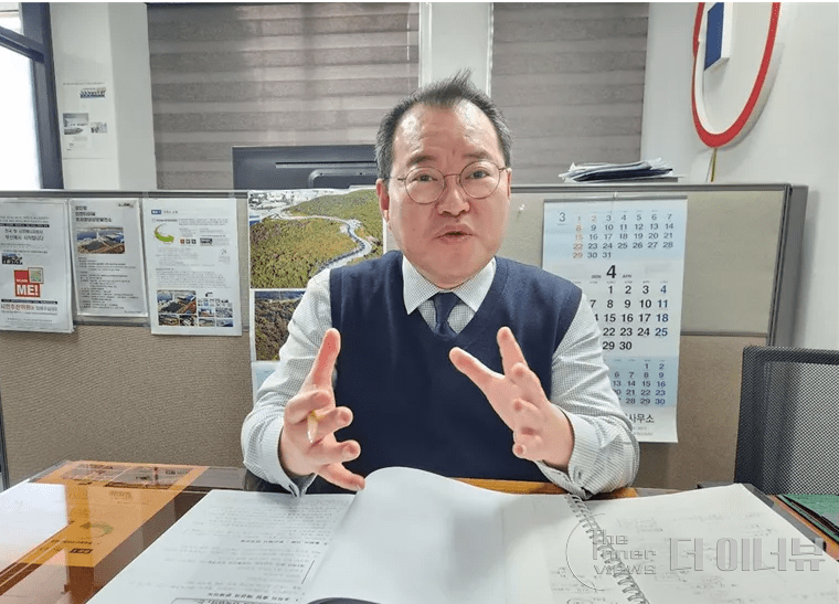 김대오 '국민에너지 전국회의' 공동대표(한국에너지전환사업단 대표)가 전국회의 출범 의미와 에너지 전환 상황 등에 대해 설명하고 있다./윤현주