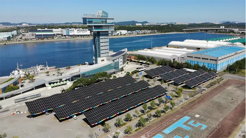 국민솔라가 구축한 아라뱃길 주차장 태양광 발전소./사진=김대오