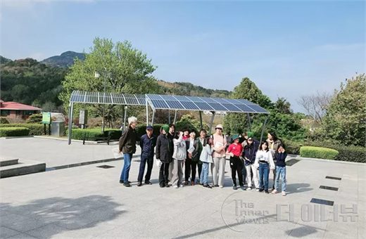 시민 주도 지역에너지 공공개발의 기원이자 효시인 부산 민주공원 시민햇빛발전소 환경답사 모습./사진=김대오